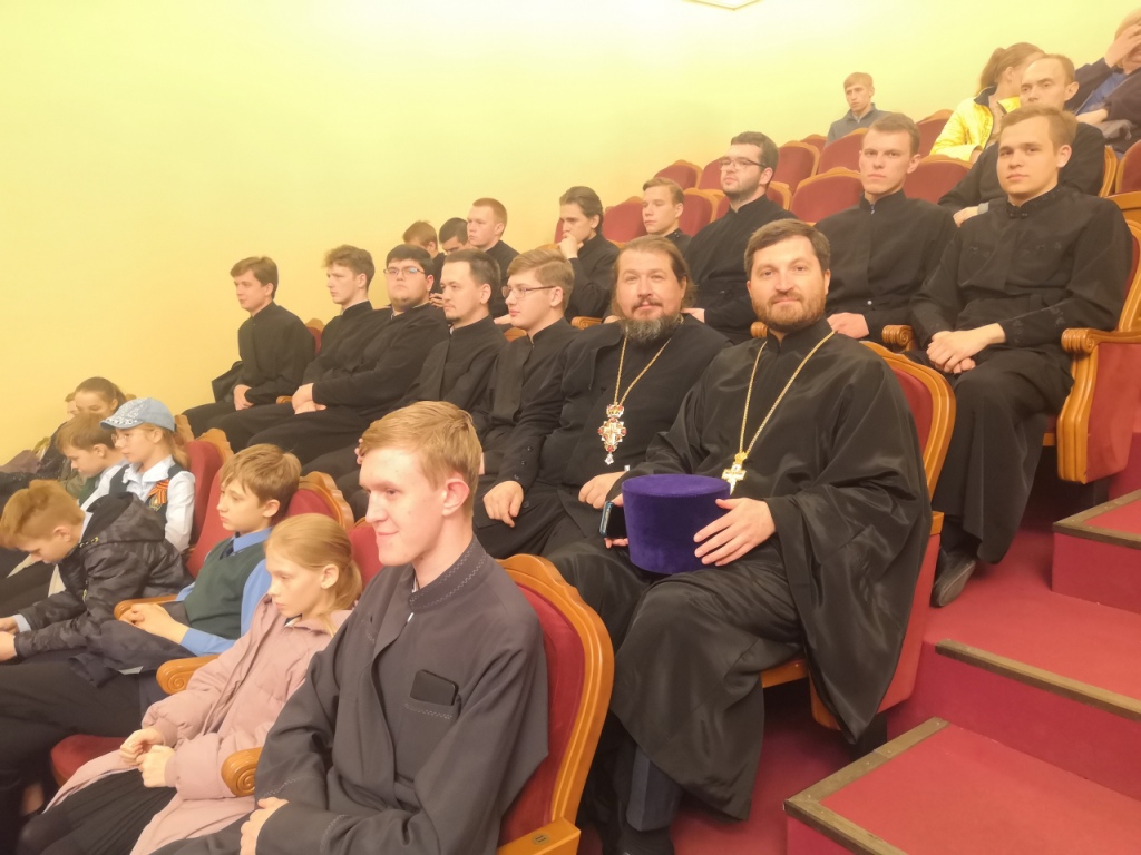 Деревню нашу обошла война